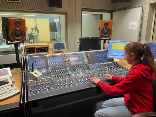 Mädchen am Mischpult