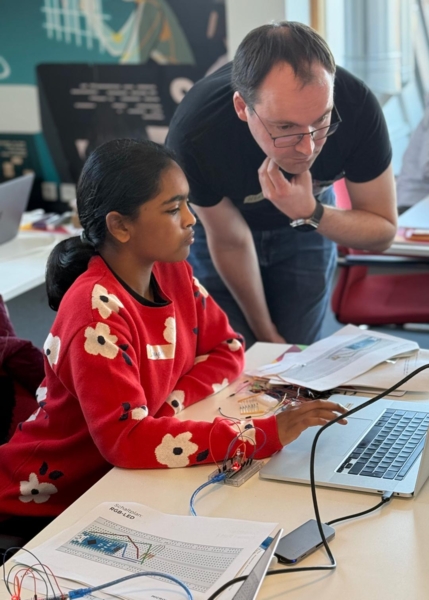 Mädchen mit Mitarbeit vor Computer