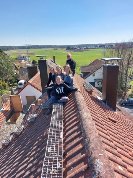 Mädchen und Mitarbeiter auf einem Dach