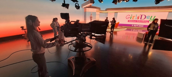 Mädchen in Fernsehstudio