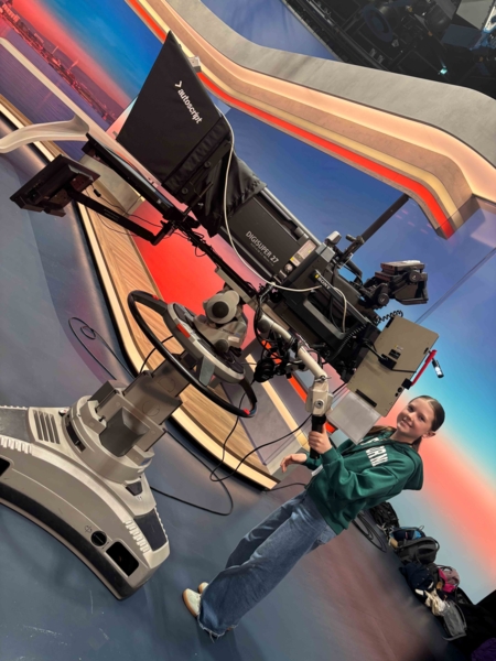 Mädchen in Fernsehstudio