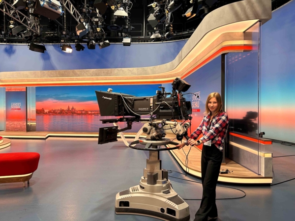 Mädchen in Fernsehstudio