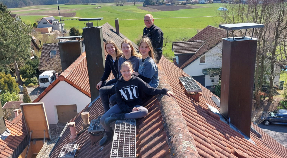 Mädchen und Mitarbeiter auf einem Dach