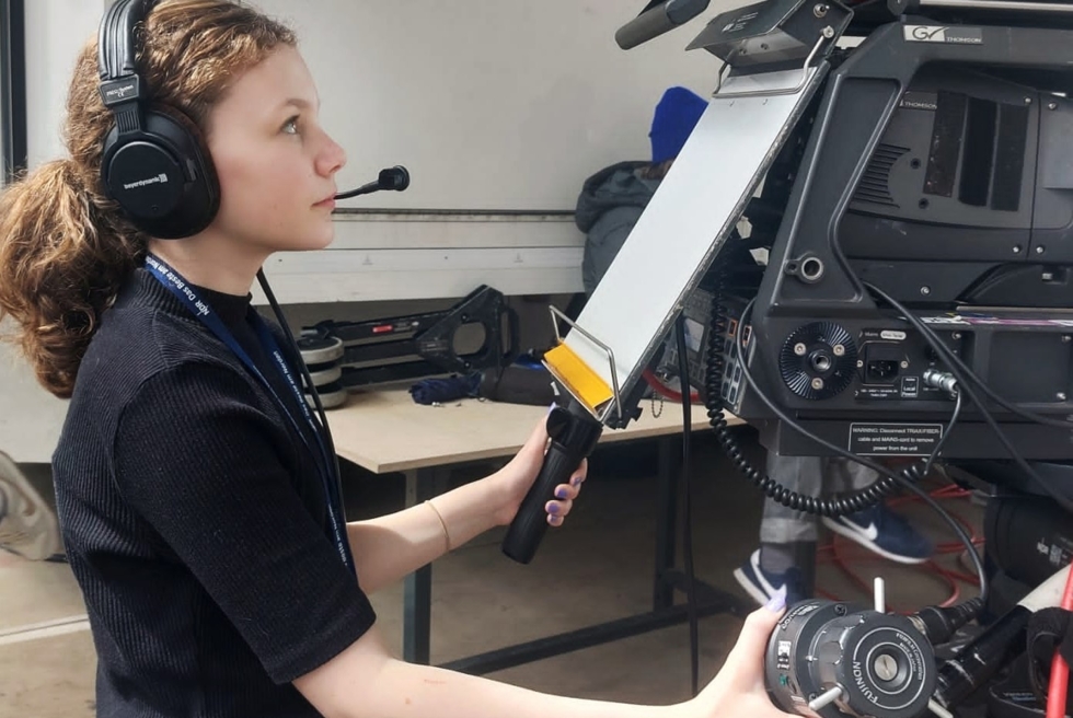 Mädchen führt eine Kamera